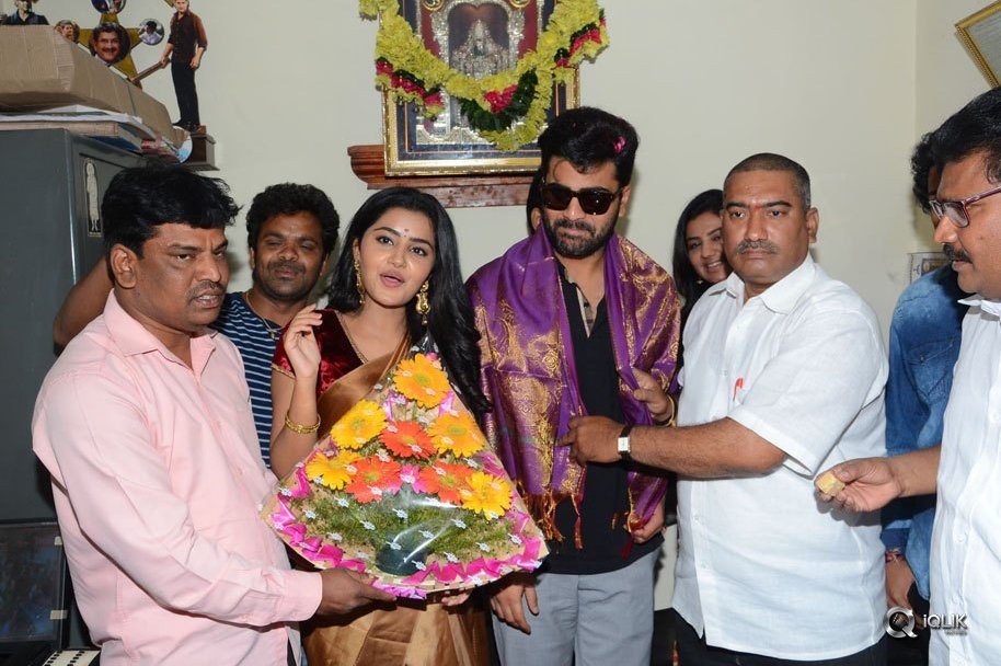 Shatamanam-Bhavati-Movie-Team-At-Sandhya-Theatre